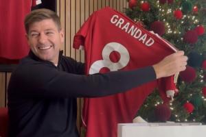 45岁当外公杰拉德收圣诞礼物：印有“祖父”的利物浦8号球衣