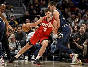 申京：上一次与约基奇交锋我表现不佳 所以这次更加专注了